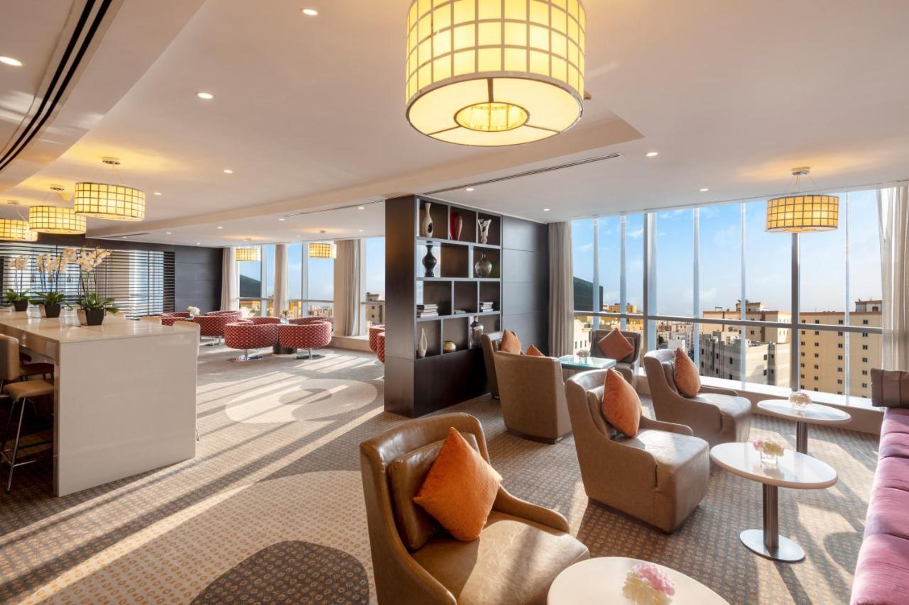 Готель Crowne Plaza Doha - The Business Park By Ihg Екстер'єр фото The Club lounge at Singapore Changi Airport