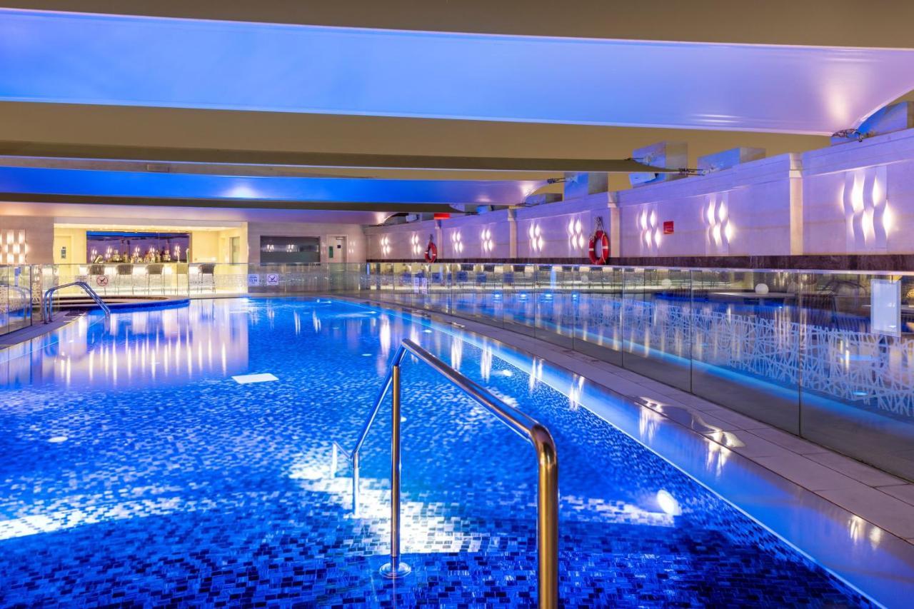 Готель Crowne Plaza Doha - The Business Park By Ihg Екстер'єр фото The pool at the Hilton London Heathrow