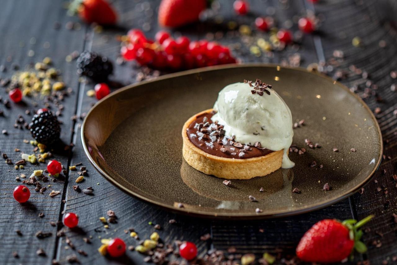 Готель Crowne Plaza Doha - The Business Park By Ihg Екстер'єр фото Chocolate tart with ice cream