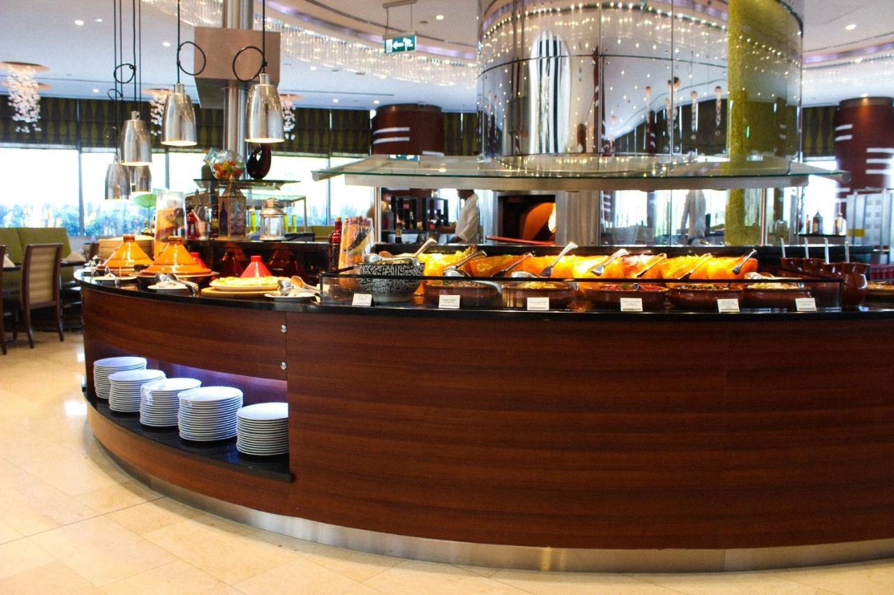 Готель Crowne Plaza Doha - The Business Park By Ihg Екстер'єр фото A buffet at a hotel