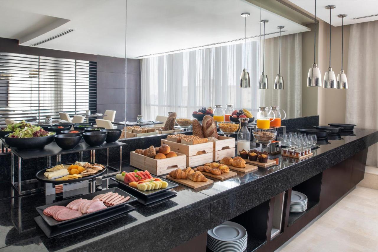 Готель Crowne Plaza Doha - The Business Park By Ihg Екстер'єр фото A buffet at a hotel